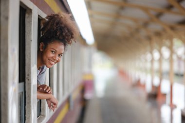Tren istasyonuna vardıktan sonra neşeli Afro-Amerikan Kadın Eşini Karşılıyor, Seçici Odaklanma Kadına. Yüksek kalite