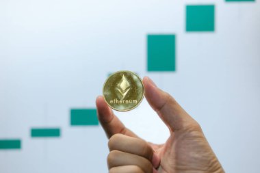 Dizüstü bilgisayarında yüksek fiyat grafiği arka planı, gelecekteki konsept finansal para birimi, kripto para birimi işareti olan bir madeni para sembolü. Yüksek kaliteli fotoğraf.