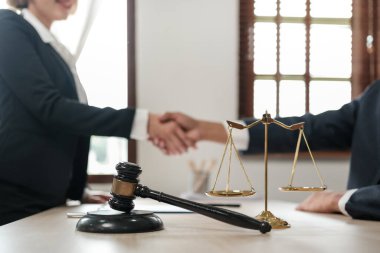 Masa başında çalışan Asyalı avukat bir belge, hukuk ve adalet kavramı yazıyor. Yüksek kalite fotoğraf