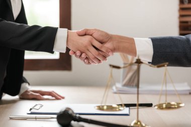 Masa başında çalışan Asyalı avukat bir belge, hukuk ve adalet kavramı yazıyor. Yüksek kalite fotoğraf