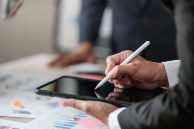 Hesap makineli genç adamı kapat evde notlar alırken, el deftere yazıyor. Tasarruf kavramı. Yüksek kalite fotoğraf