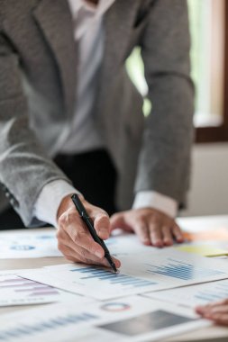 Hesap makineli genç adamı kapat evde notlar alırken, el deftere yazıyor. Tasarruf kavramı. Yüksek kalite fotoğraf