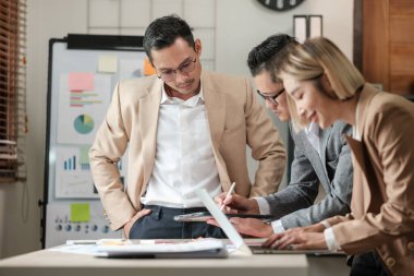 Ofiste çalışan çeşitli nesil iş adamları. Yönetim stratejisi. Yüksek kalite fotoğraf