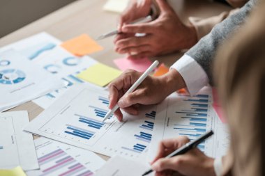 Ofiste çalışan çeşitli nesil iş adamları. Yönetim stratejisi. Yüksek kalite fotoğraf