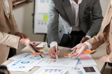 Ofiste çalışan çeşitli nesil iş adamları. Yönetim stratejisi. Yüksek kalite fotoğraf