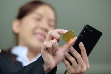 Yakın İş kadını Bitcoin btc kripto para birimine bak. Dijital para altın teknolojisi için para değişimi nakit. Elektronik çevrimiçi ödeme pazarına kişi yatırım yapıyor. Yüksek kalite fotoğraf