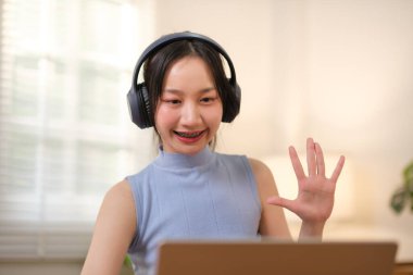 Başarılı bir iş kadını, internet üzerinden paket satarken ve ev kadınına paket teslim ederken, dizüstü bilgisayar ve KOBİ iş konsepti siparişlerini kontrol ederken eğleniyor. Yüksek kalite fotoğraf