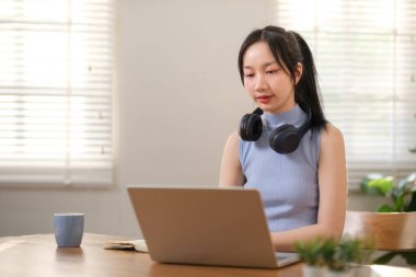 Başarılı bir iş kadını, internet üzerinden paket satarken ve ev kadınına paket teslim ederken, dizüstü bilgisayar ve KOBİ iş konsepti siparişlerini kontrol ederken eğleniyor. Yüksek kalite fotoğraf