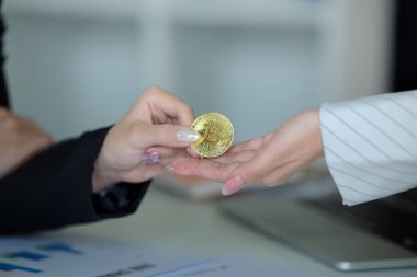 bit madeni para kavramı. Gelecekteki dijital para birimi. İş kadını para değişimi için bitcoin kullanıyor. Elektronik dünyada para sistemi. Yüksek kalite fotoğraf