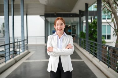 Koridorun solunda oturan mutlu Asyalı İş kadınlarının portresi. Yüksek kaliteli fotoğraf.