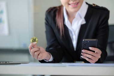 Yakın İş kadını Bitcoin btc kripto para birimine bak. Dijital para altın teknolojisi için para değişimi nakit. Elektronik çevrimiçi ödeme pazarına kişi yatırım yapıyor. Yüksek kalite fotoğraf