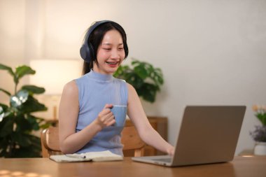 Başarılı bir iş kadını, internet üzerinden paket satarken ve ev kadınına paket teslim ederken, dizüstü bilgisayar ve KOBİ iş konsepti siparişlerini kontrol ederken eğleniyor. Yüksek kalite fotoğraf