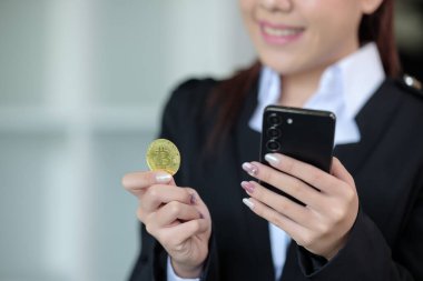 Yakın İş kadını Bitcoin btc kripto para birimine bak. Dijital para altın teknolojisi için para değişimi nakit. Elektronik çevrimiçi ödeme pazarına kişi yatırım yapıyor. Yüksek kalite fotoğraf
