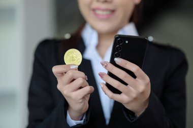 Yakın İş kadını Bitcoin btc kripto para birimine bak. Dijital para altın teknolojisi için para değişimi nakit. Elektronik çevrimiçi ödeme pazarına kişi yatırım yapıyor. Yüksek kalite fotoğraf