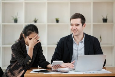 Bir kadın yanında bir adamla birlikte bir masada oturuyor. Yüksek Kaliteli Fotoğraf.