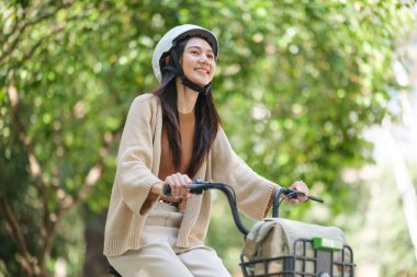 İşe bisikletle giden bir kadın var. Yüksek kalite fotoğraf