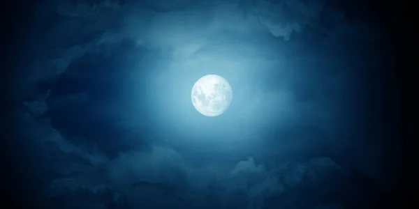 Gece gökyüzü, dolunaylı bulutlar. Doğa manzarası