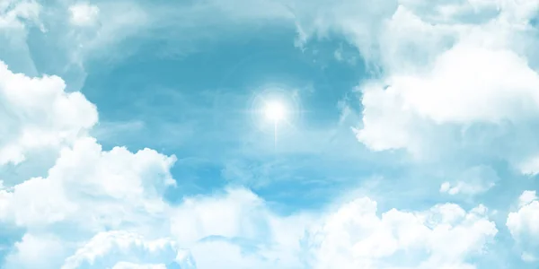 Sol Brillante Cielo Azul Tropical Nubes Blancas Esponjosas Imagen Fondo — Foto de Stock