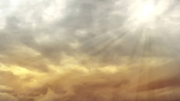 Cúmulo Nubes Esponjosas Cubriendo Cielo Luces Solares Iluminando Las Nubes — Foto de Stock