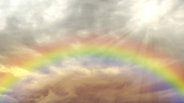 Yağmur bulutları arasında güneş ışınları ve gökyüzünde inanılmaz gökkuşağı