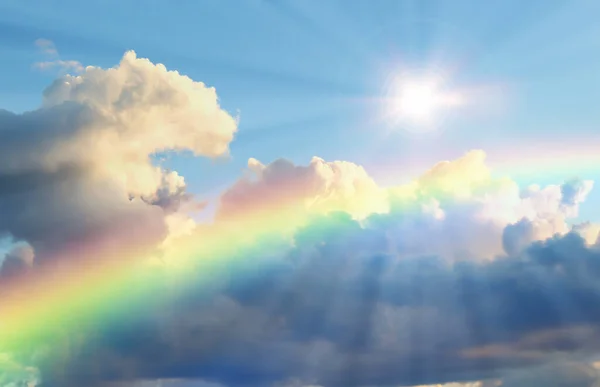 Nubes Blancas Esponjosas Sol Arco Iris — Foto de Stock