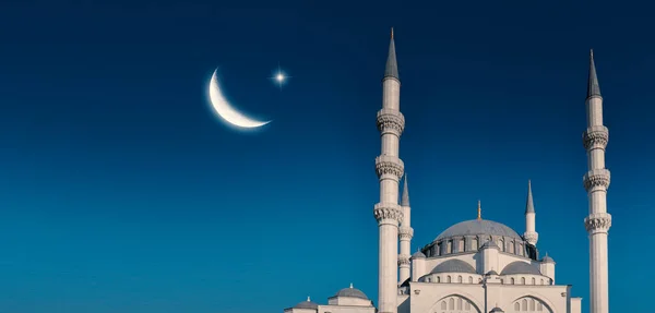 Ramadan Concept Ramadan Kareem 高大的尖塔 清真寺圆顶 新月形和闪亮的星星在天空中 宗教背景图像 — 图库照片