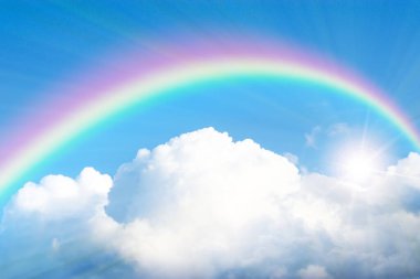 Gökkuşağı ve güneş ışınları mavi gökyüzünde parlıyor. esnek tavan dekorasyonu ve duvar kağıdı 