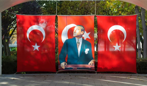 Τουρκικές Σημαίες Και Αφίσα Του Μουσταφά Κεμάλ Ατατούρκ Είναι Δεμένα — Φωτογραφία Αρχείου