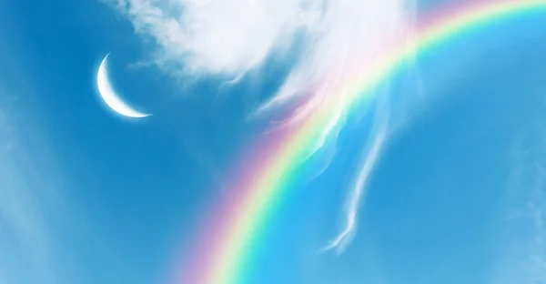 Полумесяц Радуга Голубом Небе — стоковое фото