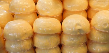 Piyasa rafında taze organik tereyağı paketlenmiş.