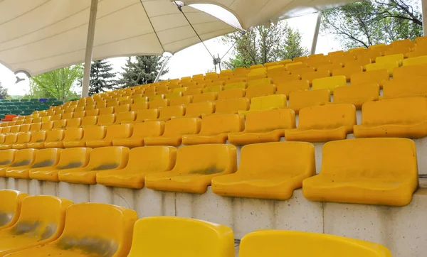 Prázdné Žluté Lavičky Venkovním Stadionu — Stock fotografie