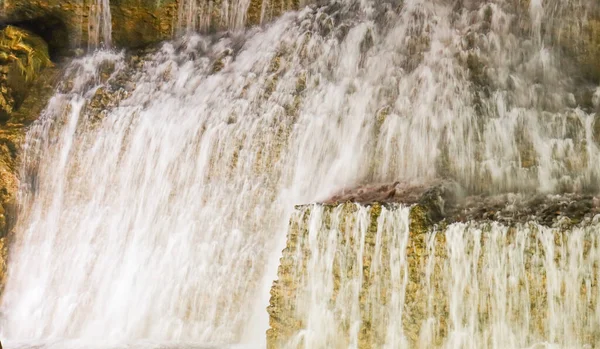 Водопад Течет Над Коричневыми Камнями — стоковое фото