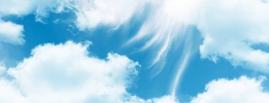 Gergin tavan gökyüzü deseni. Bahar mevsiminde açık mavi gökyüzü ve beyaz bulutlar. Yatay olarak geniş görünüm