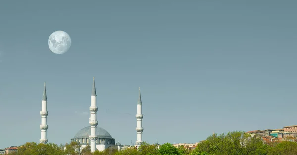 緑の木々のモスクミナレット 空に満月 イスラム背景写真 — ストック写真