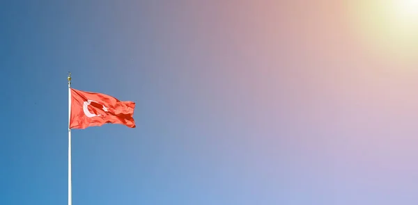 日落时 土耳其国旗和太阳光在蓝天上飘扬 土耳其国定假日的背景图像 — 图库照片