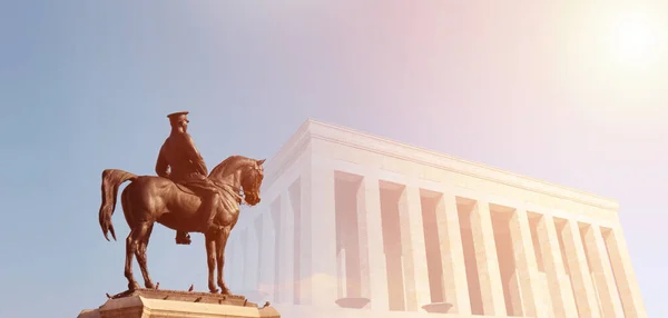 Anitkabir ile birlikte Türkiye 'nin kurucusu ve cumhurbaşkanı Atatrk' ın heykeli.