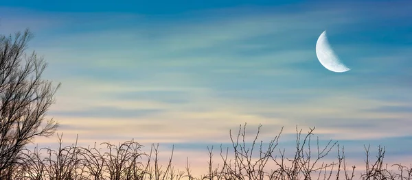 Полумесяц Солнечные Лучи Утреннем Небе Удивительный Пейзаж Восхода Солнца — стоковое фото