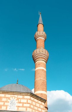 Cami minaresi ve küçük kubbe.