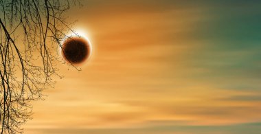 Dramatik gökyüzü, günbatımı doğa manzarası. - Güneş tutulması..