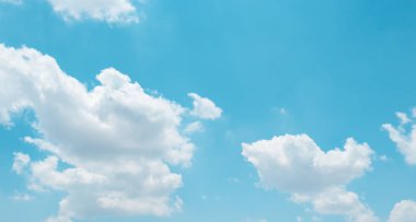 Açık hava mavi gökyüzü ve beyaz bulutlar.