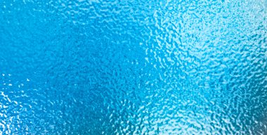 Mavi metalik folyo kağıt doku arka planı. Mavi arka plan folyo etkisi. Parlak mavi renk yüzeyi.