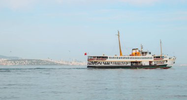 Yolcu feribotu ve İstanbul manzarası