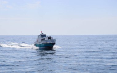 Küçük tekne denizde tek başına yüzüyor.