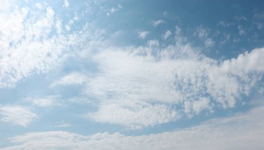 Altokümülüs bulutları güzel mavi gökyüzünde. Tropik bulut oluşumları. Gökyüzünü kaplayan bir bulut tabakası