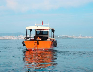 Denizde yüzen sarı yolcu teknesinin arka görüntüsü