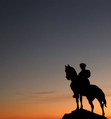 Günbatımında Mustafa Kemal Atatürk anıtının silueti. Türkiye Ulusal Günleri ve resmi tatiller için arkaplan resmi.