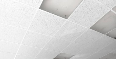 Askıya alınmış tavan kurulumu. Alçıpan tavanına boş çerçeve