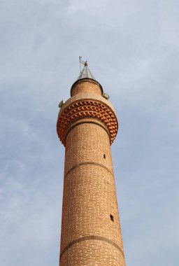 Tuğladan yapılmış tarihi cami minaresi.