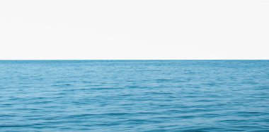 Deniz, su ve okyanus yüzeyi beyaz arka planda izole edilmiştir.