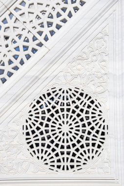 Cami mihrab, beyaz mermer oyma ve İslami motif..